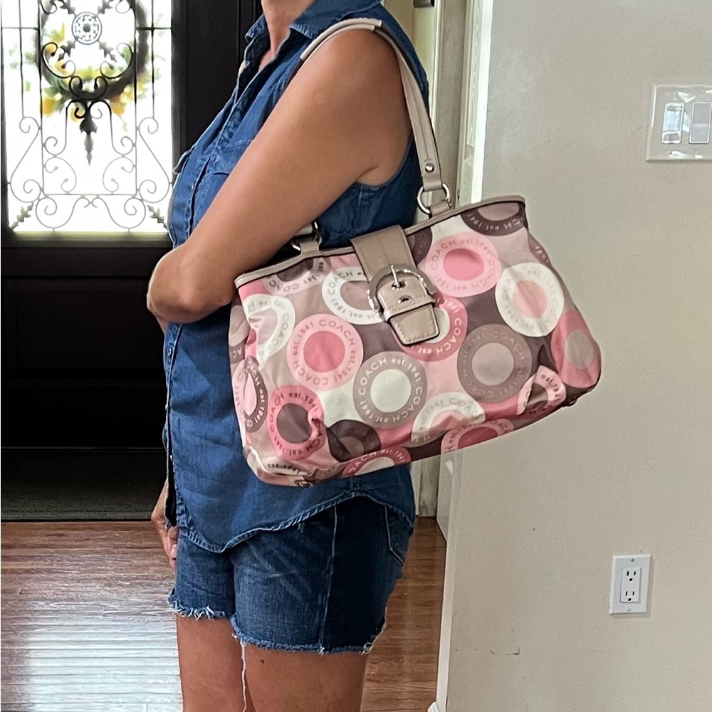 Coach SoHo snap head East West Carry all Tote Bag. - Picture 4 of 7